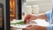 Colocar una rama de romero en el microondas: por qué recomiendan hacerlo y para qué sirve