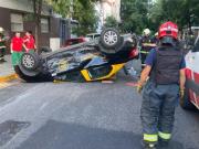 Choques en la Ciudad: en Boedo un auto de aplicación embistió a un taxi, lo hizo volcar y hay cuatro heridos