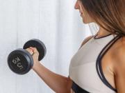 Ni pesas ni natación: el ejercicio ideal y poco conocido para mayores de 40 que fortalece los brazos