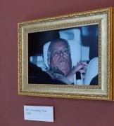 Colgaron una foto del expríncipe Andrés en el Louvre tras ser arrestado por caso Epstein