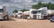 Cisterneros reportan lento avance en el ingreso de combustible a la refinería de Palmasola en Santa Cruz