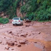 ABC Tarija habilita el paso tras limpieza en el camino Entre Ríos-Palos Blancos
