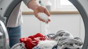 Poner sal gruesa en la ropa antes de lavarla: para qué sirve y por qué la recomiendan