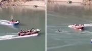 Insólito choque de lanchas en un río de India se vuelve viral en redes sociales