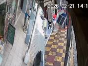 Ladrón huye con una vitrina llena de joyas; cámaras registraron el robo