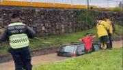 El GPS lo llevó a un canal : su auto terminó bajo el agua en Villa Angelita