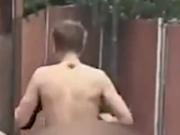 Pasó un semáforo en rojo, provocó un accidente y escapó de una manera insólita: Salió corriendo desnudo