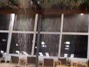 Temporal en AMBA: colapsó un desagüe de Aeroparque y cayó una catarata de agua en uno de los restaurantes