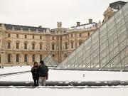 Renunció la directora del Museo del Louvre: robo de joyas, huelgas e inundaciones entre las polémicas que forzaron su salida