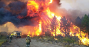 Un incendio se extendió en el Parque Nacional Los Alerces por los vientos y hubo evacuados
