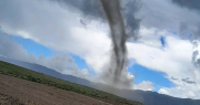 Un sorpresivo tornado asustó a todos en Catamarca: el fenómeno se originó en una zona rural