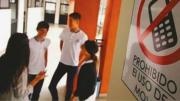 Clases sin celulares: más colegios arrancan 2026 con medidas anti smartphones
