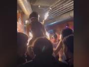 Revelan un video de cómo empezó el incendio de la tragedia en el bar de Suiza: el momento en que una bengala prende fuego el techo
