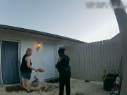 La vecina perfecta y pantuflas en el jardín