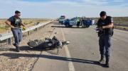 Impactante despiste de una moto en la ruta del petróleo: una mujer fue trasladada en código rojo al hospital