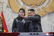 Hija adolescente de Kim Jong-un acude a desfile militar y refuerza perfil de posible sucesora