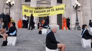 Activistas de Greenpeace se manifestaron en el Congreso contra la Ley de Glaciares: “No se caguen en el agua”