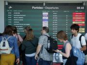 Controladores aéreos levantaron el paro de jueves y viernes en todo el país pero continuarán el fin de semana