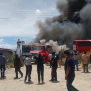 Reportan un incendio de magnitud cerca de la nueva terminal de buses de Oruro