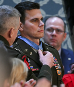 Donald Trump otorga medalla de Honor a un piloto (herido) en incursión de captura y secuestro de Nicolás Maduro