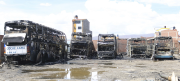 Voraz incendio deja en chatarra y cenizas a cinco flotas, sucedió en Oruro