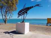Un paseo que cambia con la marea: arte y mar a minutos de Las Grutas