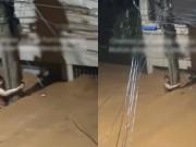 Una mujer aguantó tres horas aferrada a un poste de luz en medio de una terrible inundación