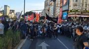 Manifestantes y la Policía se enfrentaron en las cercanías al Congreso por la Reforma laboral