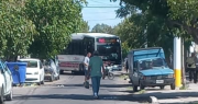 Un colectivo chocó a una peatona en una transitada esquina de Rawson