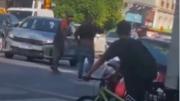 Video: dos trapitos se pelearon en plena calle y se agarraron a facazos