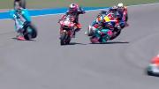 Un rival le pasó por encima: El piloto David Alonso sufrió grave caída y preocupó a todo el mundo en una carrera de Moto 2