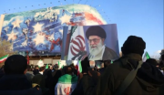 Miles de personas rinden homenaje al fallecido ayatolá Jamenei en la capital de Irán