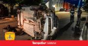 Rescatan a un conductor atrapado en el auto tras volcar