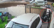 Video: una banda de delincuentes entró a una casa de La Plata y robó una moto tras romper el portón