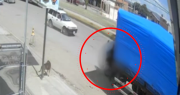 Video: Motociclista muere tras chocar contra un auto y luego contra un tráiler