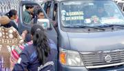 Choferes de La Paz dicen que es “imposible” verificar billetes de la serie B mientras conducen