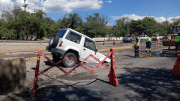 Vehículo se hunde tras colapso de plataforma en desnivel del puente Quillacollo