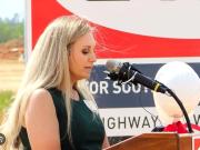 Una alcaldesa de 43 años fue sorprendida teniendo relaciones sexuales con el amigo de su hijo, de 16