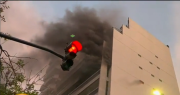 Incendio y desesperación en Belgrano: dos personas atrapadas en un edificio y 14 evacuados
