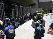 El avión militar que cayó en El Alto convirtió billetes legales en sospechosos y miles de usuarios hicieron fila en los bancos de Bolivia