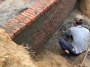 Chau a la factura de luz: construyó su propia central hidroeléctrica con ladrillos y ahora genera energía gratis de 220V