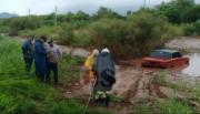 El Galpón: un auto cayó en el arroyo Las Tipas y hay corte en la zona