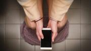 Según un estudio, usar el celular en el baño aumenta el riesgo de padecer hemorroides
