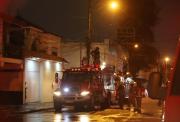 Dos vehículos se incendiaron en el interior de un local en el centro de Guayaquil