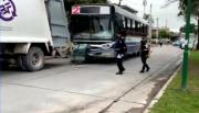 Colectivo de Saeta chocó contra un camión recolector en barrio San Ceferino: hay estudiantes heridos