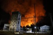 [Fotos] Incendio en planta de CMPC sigue en combate: El fuego está controlado y suspenden clases