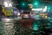 Lluvias en Guayaquil: Acumulación de agua complicó el tránsito en la avenida Malecón