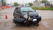 Otro choque en la ciudad: una mujer hospitalizada tras colisión entre un Clio y una moto
