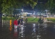 Las fuertes lluvias de esta madrugada provocaron anegamientos en el sur tucumano y hay familias evacuadas