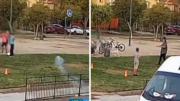 Hombre lanzó petardo a niños que jugaban en una plaza en Maipú: se habría molestado por pelotazos a su auto